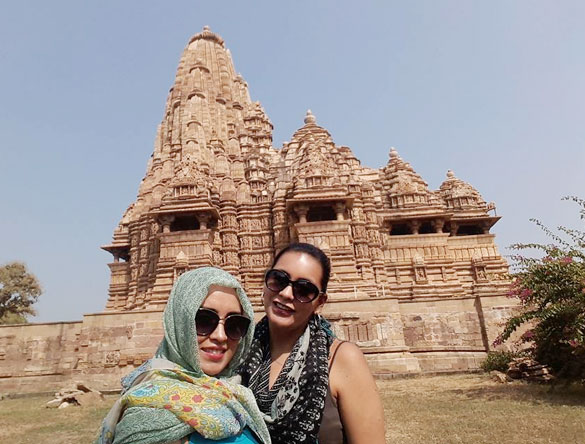 Marcela Rozo Espinosa with Yuli Rozo at Khajuraho Temple